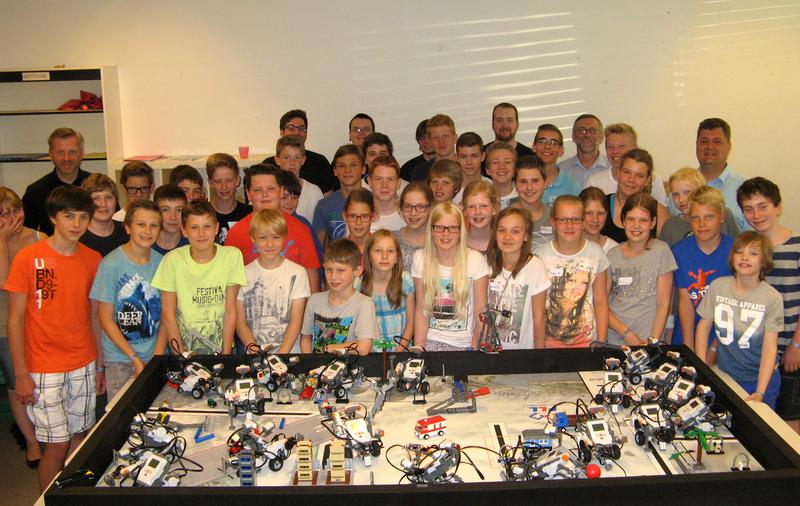 Die Schüler/-innen der Cloppenburger Liebfrauenschule hatten viel Spaß bei den Informatik-Workshops, die der Professor der HS Osnabrück Heiko Tapken (hinten r.) und seine Studierenden angeboten haben.