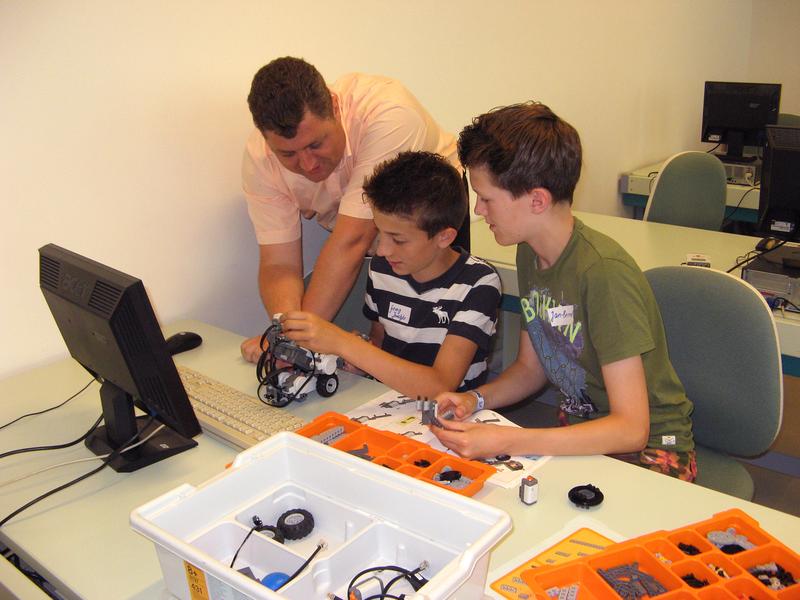 Prof. Dr. Heiko Tapken (links) von der Hochschule Osnabrück bot für insgesamt rund 100 Fünft- bis Elftklässler der Liebfrauenschule Cloppenburg drei Robotik- und Programmierworkshops an.
