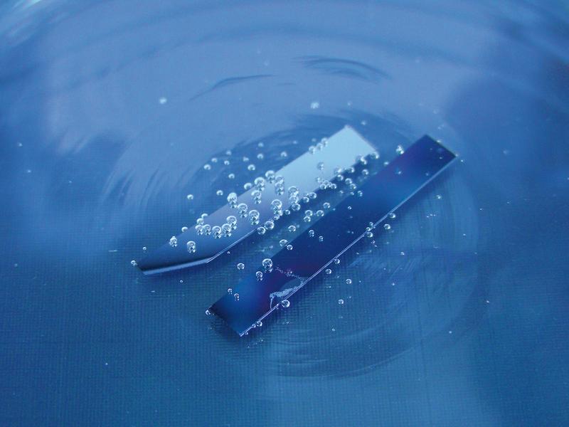 Gelangt UV-Strahlung auf photokatalytisch aktive Oberflächen, werden Radikale erzeugt, welche Schadstoffe im Wasser abbauen können.