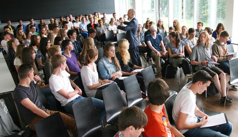 ZU-Vizepräsident Tim Göbel begrüßte die rund 110 Teilnehmer aus Deutschland, Österreich und Tschechien zur Schülerakademie an der ZU