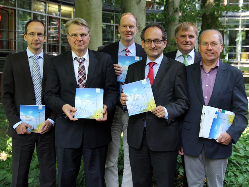 Präsentierten den Jahresbericht 2013 der DBU (v.l.): Dr. Hans-Christian Schaefer, Dr. Heinrich Bottermann, Franz-Peter Heidenreich, Michael Dittrich, Prof. Dr. Werner Wahmhoff, Dr. Holger N. Wurl.