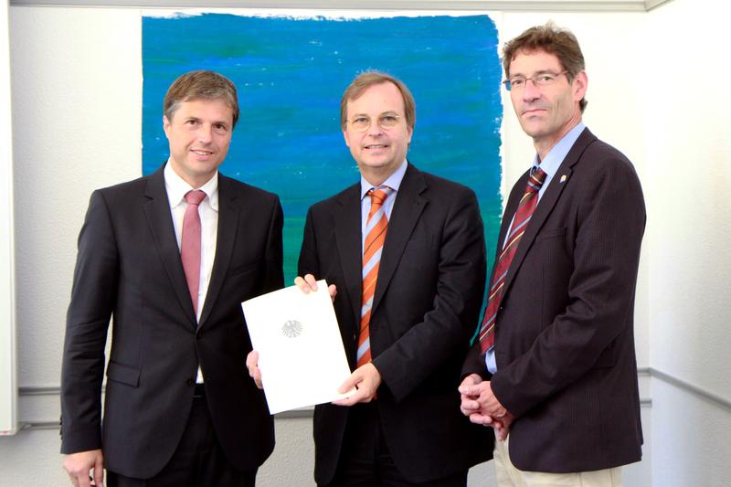 Der parlamentarische Staatssekretär des BMBF, Thomas Rachel (Mitte), überreichte Prof. Dr. Horst Peters (l.) und Hans-Peter Sproten, Hauptgeschäftsführer des Fachverbandes SHK, den Zu