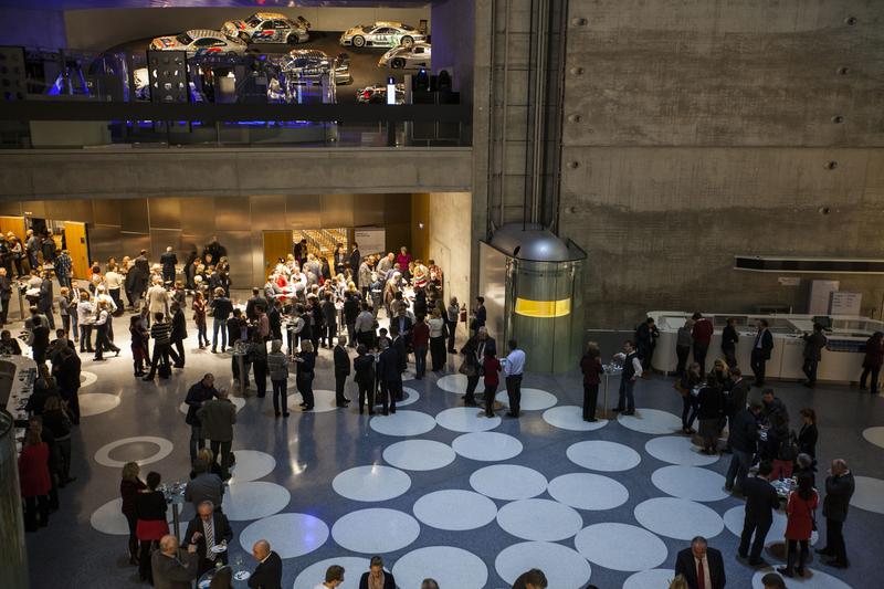 Bei den Vortragsveranstaltungen im Stuttgarter Mercedes-Benz Museum („Dialog im Museum“) sowie im Berliner „Haus Huth“ treten Wissenschaftler mit der Öffentlichkeit in Kontakt. 
