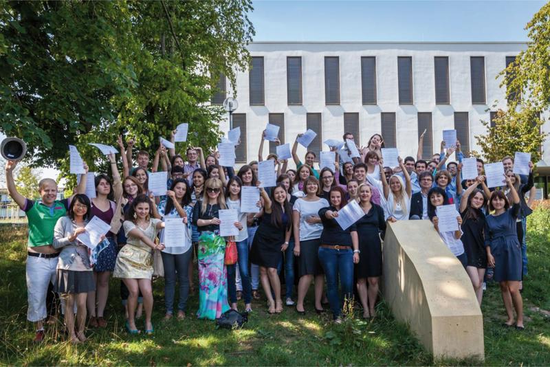 Die Teilnehmerinnen und Teilnehmer des Internationalen Sommerkurses 2013 mit ihren Zertifikaten