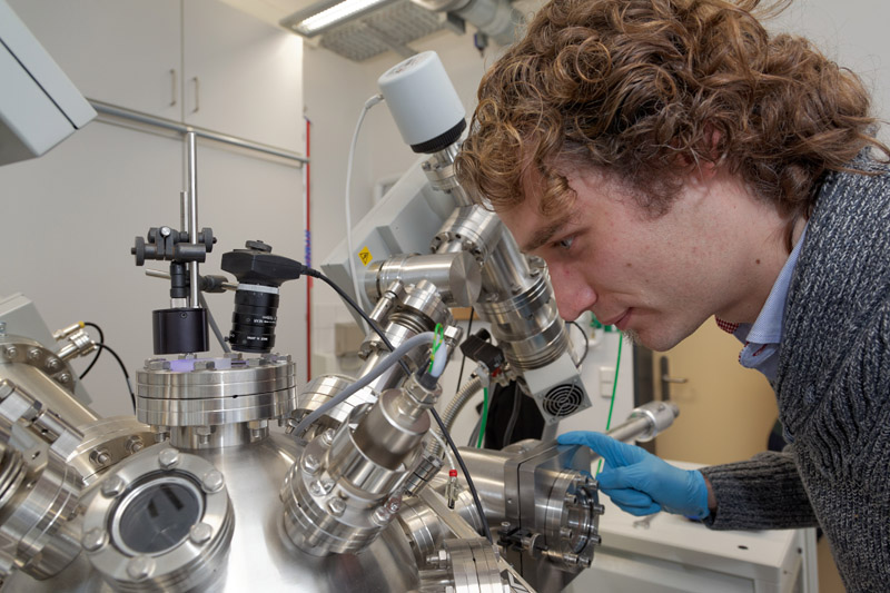 Experimentalphysikalische Praktika - hier die Herstellung funktionaler Materialschichten - sind fester Bestandteil des Studiums. Foto: TUC/Hörseljau.