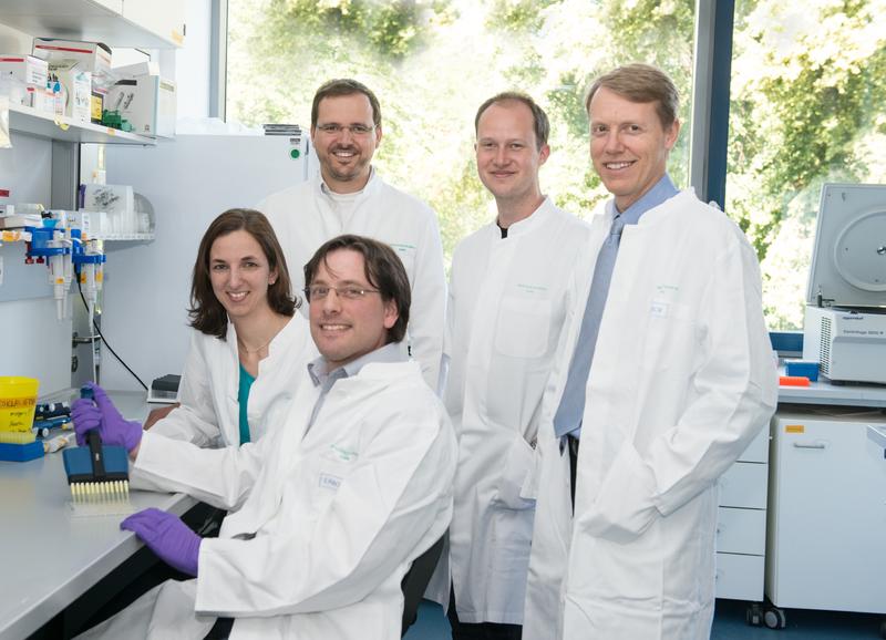 Marion Goldeck, Dr. Martin Schlee (sitting), Dr. Winfried Barchet, Thomas Zillinger and Prof. Dr. med. Gunther Hartmann, Director of the Institute of Clinical Chemistry and Clinical Pharmacology.