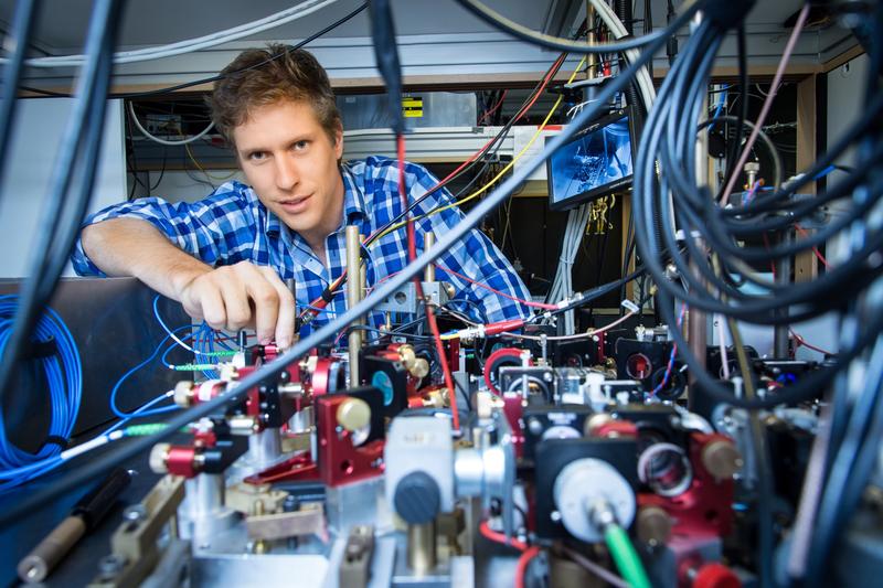 Dr. Lothar Ratschbacher arbeitet an einem Speicher für Quantenzustände. 