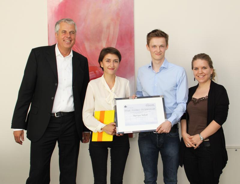 v.l.: Jan Peter Nonnenkamp (Kanzler der UW/H), Xeniya Veber (Stipendiatin), Olaf Lampson (Vorstand StudierendenGesellschaft), Julika Franke (Projektbetreuerin UW/H)