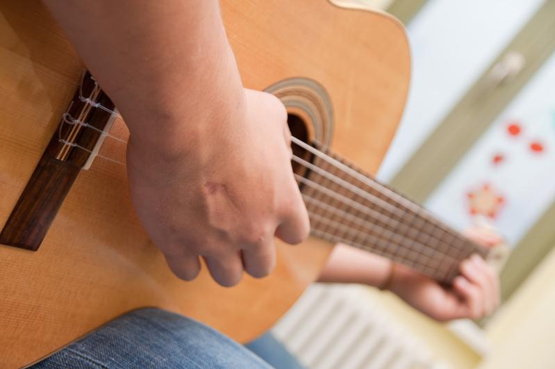 Das Spielen eines Instruments trainiert die Hörwahrnehmung bei Kindern. 