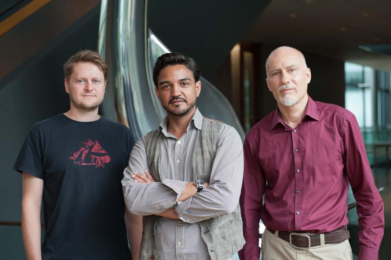 Funktionen der Telomerase auf der Spur: PD Dr. Sebastian Iben (rechts), Robin Assfalg und Omar Garcia Gonzalez (1.,2. v.l.)