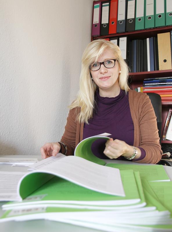 Forscher der Uni Hildesheim, darunter die Psychologin Sabine Hellmers, untersuchen die Lebenslagen von Eltern. Im Bild: Die Fragebögen der Leben-Studie.