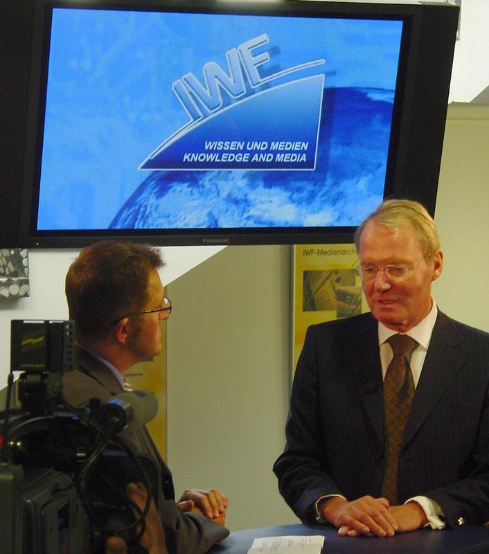 Prof. Dr. Christian Floto im Gespräch mit Prof. Dr.-Ing. E.h. Hans-Olaf Henkel bei seinem Besuch der IWF Wissen und Medien 