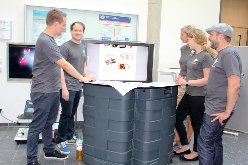 Die Studenten Georg Hartmann und Lars Wichmann sowie ihre Auftraggeber, Sybille Lenz und Cynthia und Christian Steenken unterstützen mit der ersten karitativen Auktionsplattform „mapuro“ Hilfsprojekte