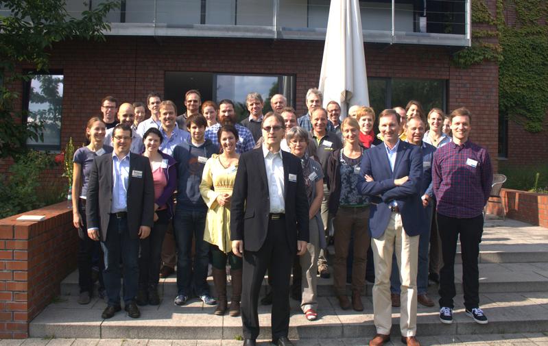 IZW-Direktor Heribert Hofer (li. vorn) und Zoo-Direktor Andreas Knieriem mit ihrem Team. 