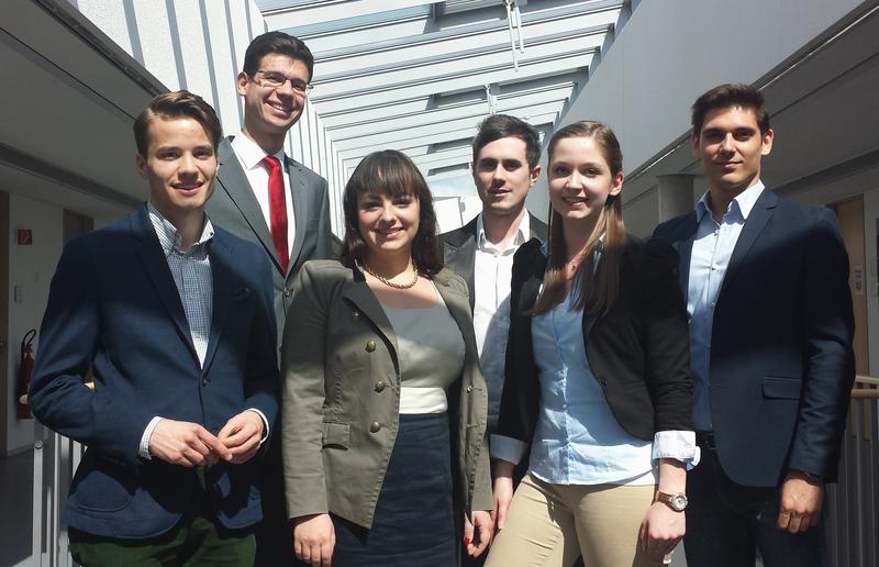 Erfolgreiches Team beim DCFR Moot Court 2014: Benjamin J. Weigel, Jan Gröschel (Coach), Amelie Marie Volkert, Benedikt Weiss, Cyra Ossenkopp, Necati Kurt (v.l.n.r.).