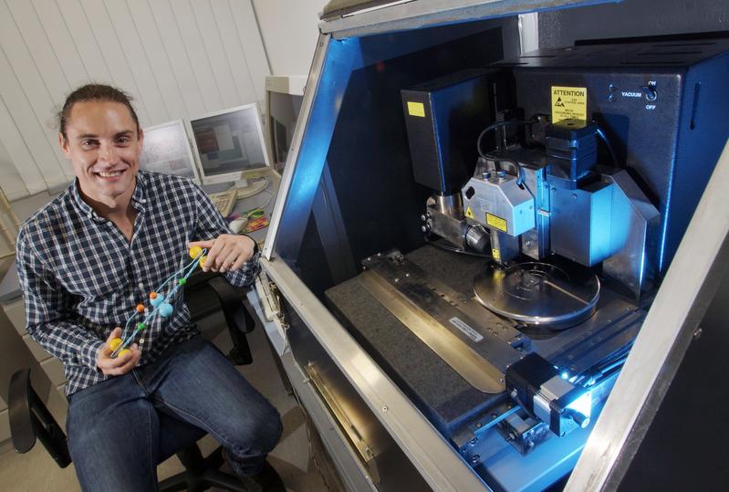 Christian Helbing, hier an einem Rasterkraftmikroskop, ist Mitarbeiter im neuen Projekt, bei dem Entstehungsmechanismen der Nanofasern erforscht werden.