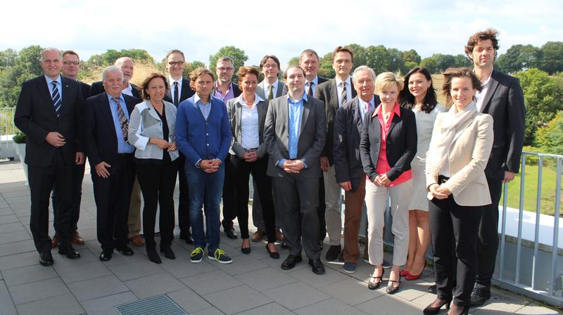 Hochschulpräsident Prof. Dr. Andreas Bertram sowie die Mitglieder des Präsidums gemeinsam mit den neuen Professorinnen und Professoren sowie den emeritierten Kolleginnen und Kollegen.