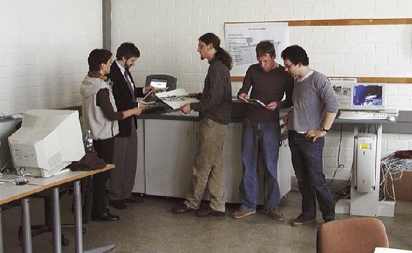 Prof. Hübner (2. von links) mit Studenten an der Druckmaschine.