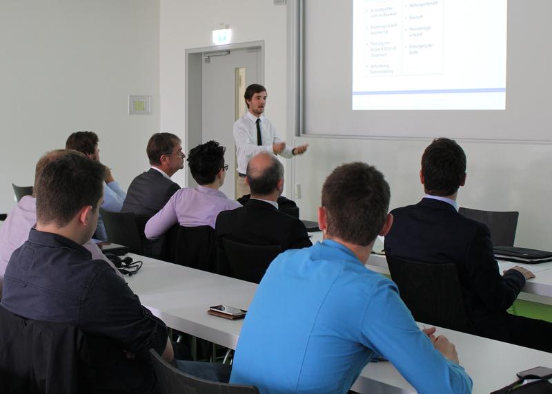 Der Masterstudent der HS Osnabrück Benjamin Franke präsentierte den Auftraggebern von Miele die Lösung seines Teams zur besseren Reinigung von Sieben in Medizinlaboren.