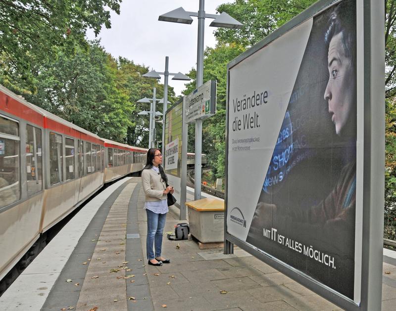 U-Bahn-Station Lattenkamp: Wie dort wirbt die NORDAKADMIE an zahlreichen Hamburger S- und U-Bahn-Stationen und in den Bahnwaggons mit Plakaten für Informatikstudiengänge.