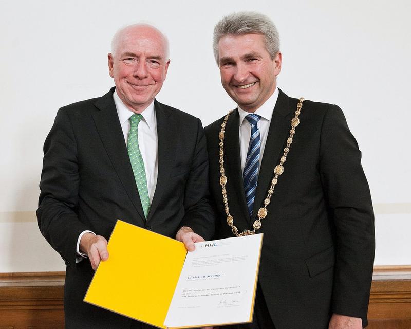 Christian Strenger zum Honorarprofessor an die HHL Leipzig Graduate School of Management bestellt: Prof. Christian Strenger (links) und HHL-Rektor Prof. Dr. Andreas Pinkwart. Foto: HHL.