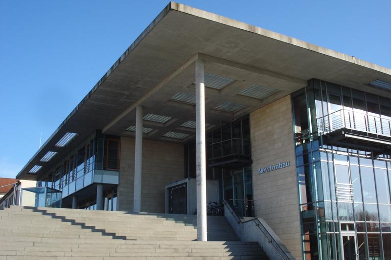 Der Newtonbau, das Laborgebäude Maschinenbau der TU Ilmenau.