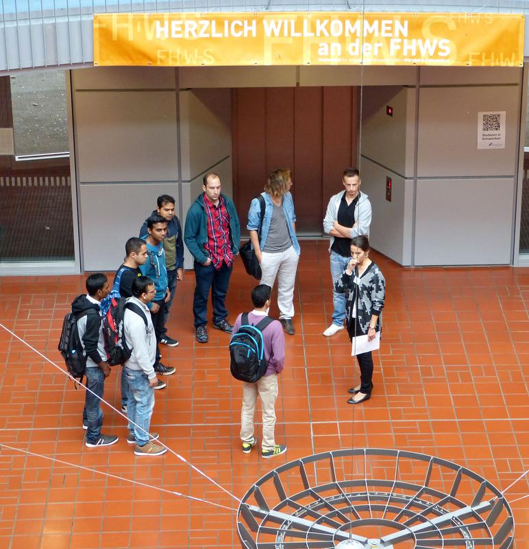 Anna-Lena Karsten (re.) führt eine Gruppe Studierende durch das Areal des Hörsaal-Baus.