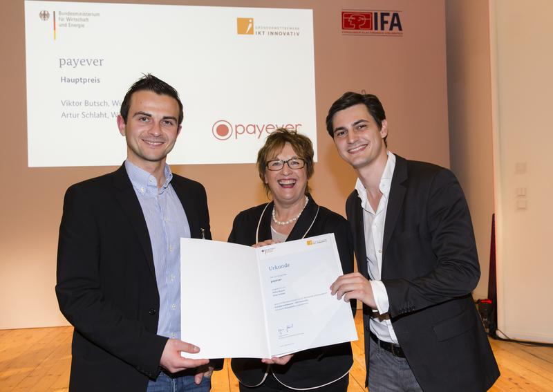 Staatssekretärin Brigitte Zypries überreicht Viktor Butsch (links) und Artur Schlaht von Payever den Hauptpreis.