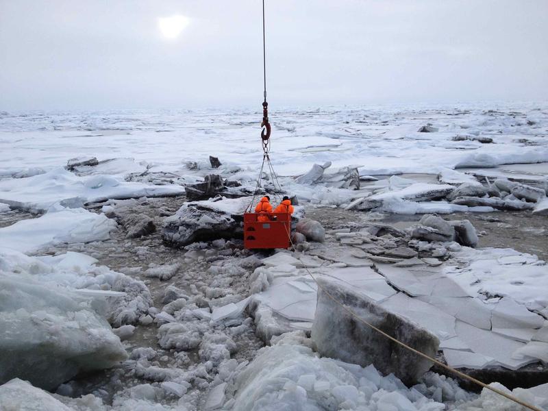 Arktis, 31. August 2014: Teilnehmer der Polarstern-Expedition in die zentrale Arktis nehmen Meereisproben. Aus Sicherheitsgründen stehen sie dazu im sogenannten Mummy Chair.