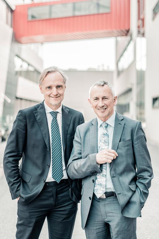 Geschäftsführer Günter Riegler (links) und Rektor Karl Peter Pfeiffer ziehen eine sehr positive Bilanz zum Studienstart 2014/15 an der FH JOANNEUM: BewerberInnenrekord und 5 neuen Master-Stud