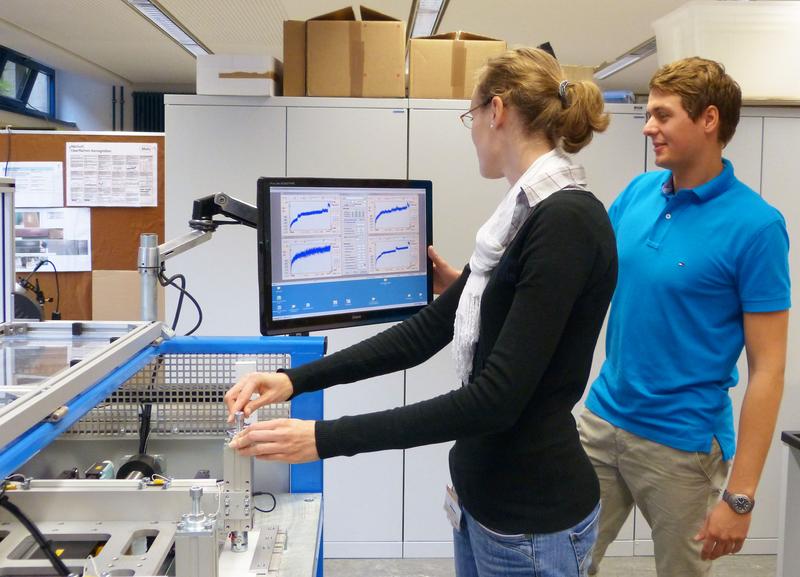 Die Diplom-Ingenieure und Doktoranden Mareike Hering und Rene Illek im Labor für Tribologie.