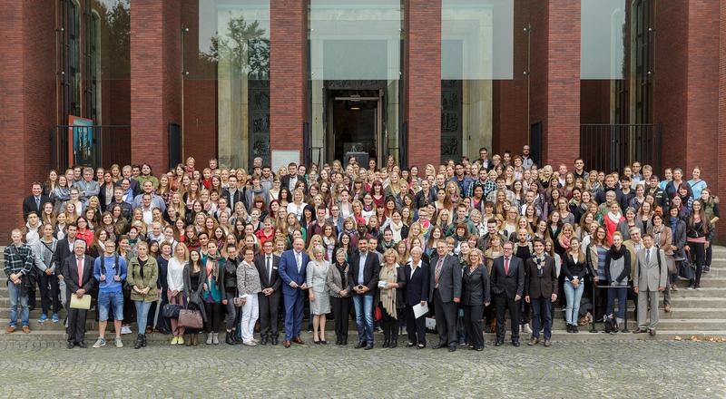 Mit einer Erstsemesterfeier startete die Hochschule für Gesundheit (hsg) am 15. September 2014 mit den rund 250 Studienanfängern ins Wintersemester 2014/2015. 