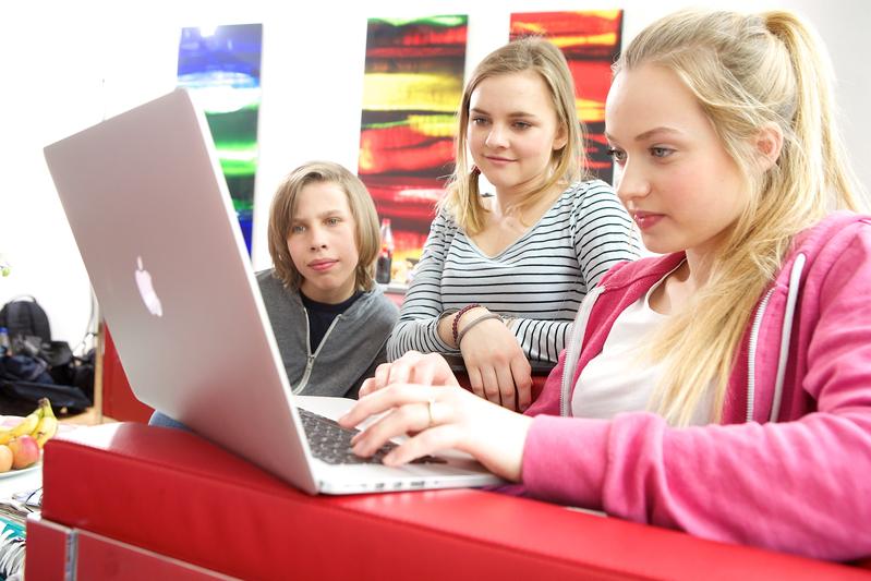 Schüler können  zu Hause oder in der Schule spielend Programmieren lernen - über open.HPI.de