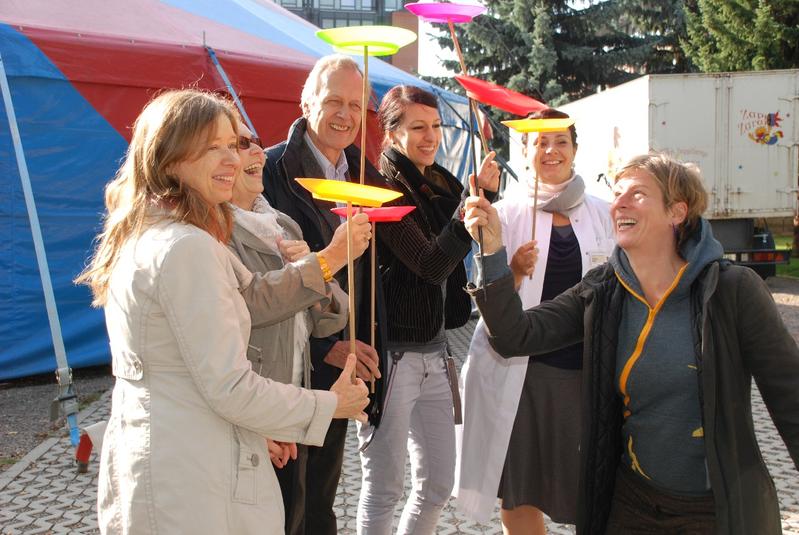 Katerina Lohse, Stiftung Lichtblick; Karin Mädler, Linde Engineering; Prof. Saeger, Stiftung Hochschulmedizin Dresden, Stephanie Teubert und Dr. Jessika Weiß üben mit Circuspädagogin Sonja Wiedemann.