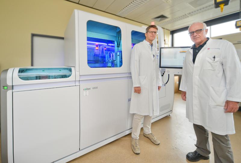 Der Direktor der Transfusionszentrale, Professor Walter Hitzler, und sein Mitarbeiter Stefan Runkel nutzen jetzt ein leistungsfähigeres Hightech-Gerät zur Diagnostik von Blutspenden.