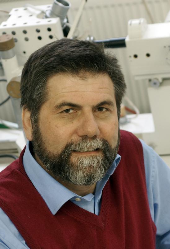 Der Materialwissenschaftler PD Dr. Jörg Bossert von der Uni Jena stellt mit seinem Team bei der Fachmesse "Composites Europe 2014" aus.