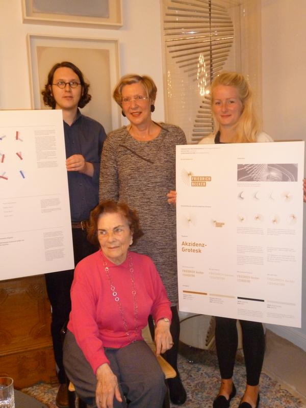 Hildegard Becker (Mitte vorne) freute sich über die Entwürfe von Malte Lambert und Lisa Köhler (r.), die im Seminar von Prof. h.c. Irmgard Sonnen (Mitte) entstanden sind. 