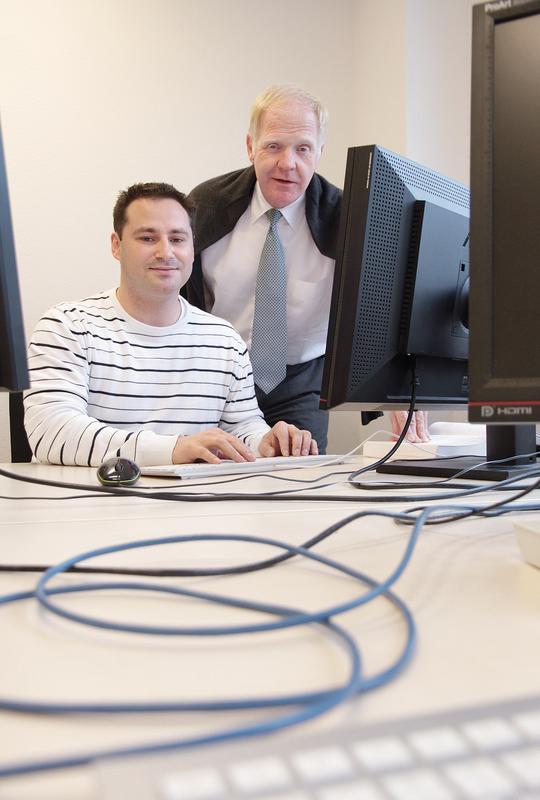 Schleichen, straucheln, täuschen: Wörter jagen durch die Datenbanken der Computerlinguisten Professor Ulrich Heid und Ronny Jauch von der Universität Hildesheim.