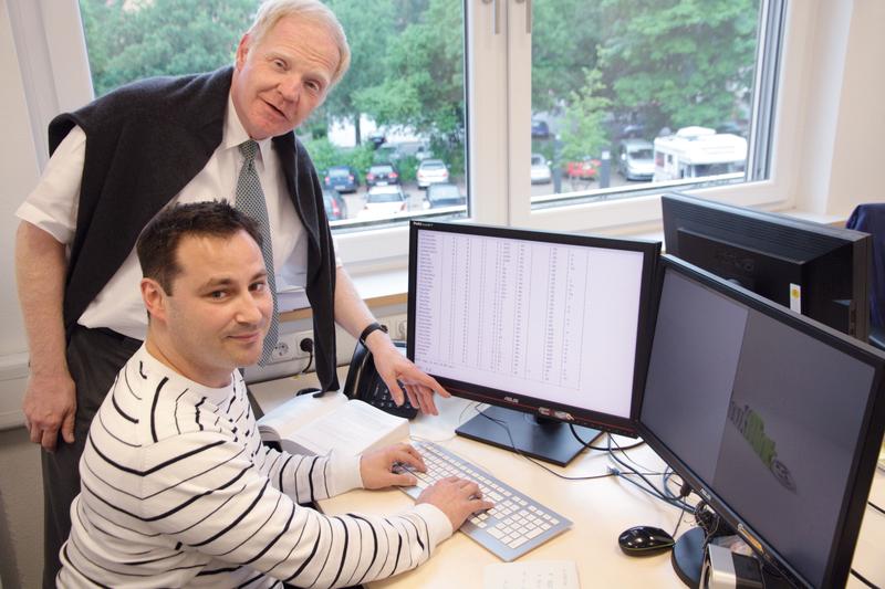 Professor Ulrich Heid und Ronny Jauch von der Uni Hildesheim. Jauch entwickelt Prototypen für elektronische Wörterbücher, dabei sollen sie für den Nutzer gut bedienbar sein.