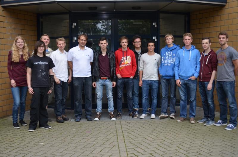 Neue und ehemalige Freiwillige am Laser Zentrum Hannover e.V. mit Betreuer Dr. Marco Jupé (5. von links). 