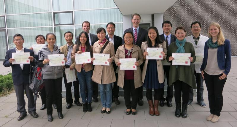 Die zwölf chinesischen Professorinnen und Professoren der Universität Hefei halten stolz ihre Abschlusszertifikate der fünftägigen Weiterbildung in den Händen.