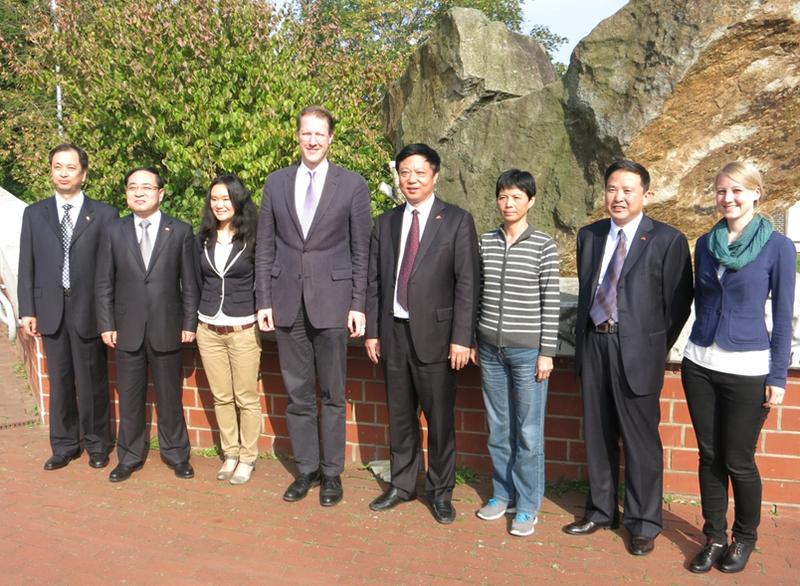 Der Personalamtschef der Stadt Hefei und Generaldirektor Zhu Zhengyue (4.v.r.), seine Kolleginnen und Kollegen sowie Prof. Dr. Hendrik Lackner (5.v.r.), Leiter des HZC, führten intensive Gespräche.