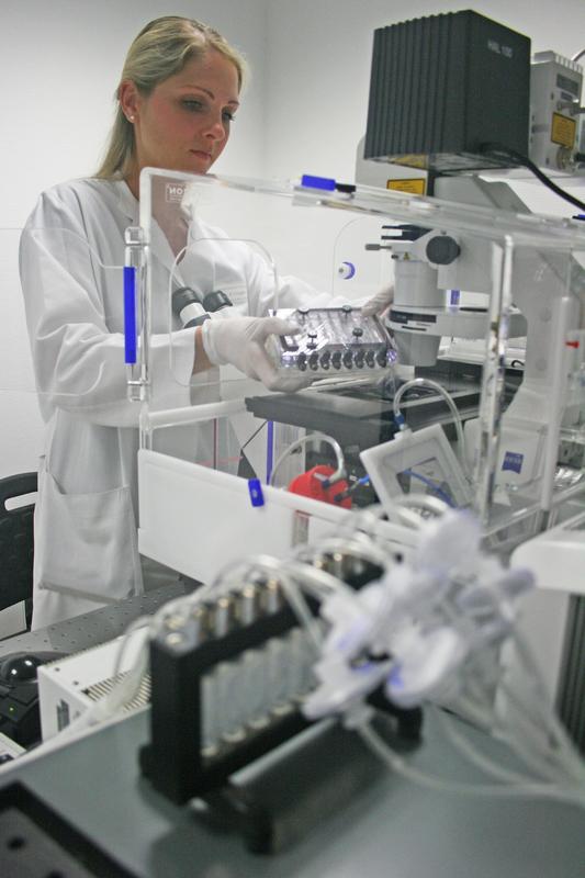 Jenaer Wissenschaftler entwickeln antibiotische Nanopartikel zur besseren Behandlung von Infektionen bei Mukoviszidose-Patienten. Doktorandin Mareike Klinger untersucht Proben am Biofilmmessplatz.