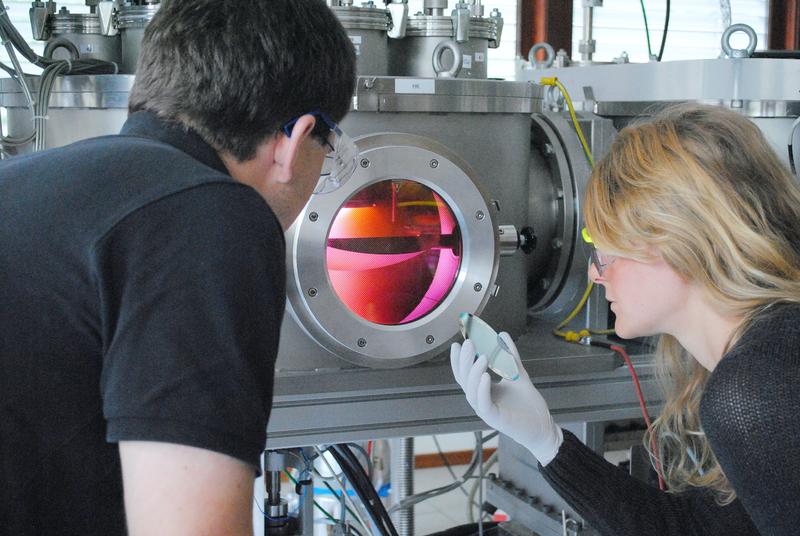 : Mitarbeiter der Kieler Arbeitsgruppe Nanoelektronik entwickeln memristive Bauelemente für neuronale Schaltungen. Mit der Sputteranlage werden ultradünne Schichten eines Werkstoffs hergestellt.