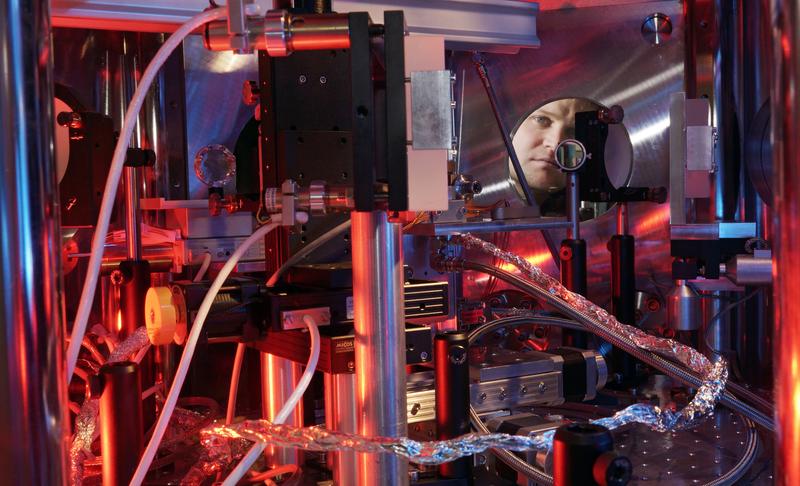 Zum "Tag der Physik" an der Universität Jena können die Besucher u. a. das Labor des Femtosekunden-Hochleistungslasers "Jeti" besichtigen.