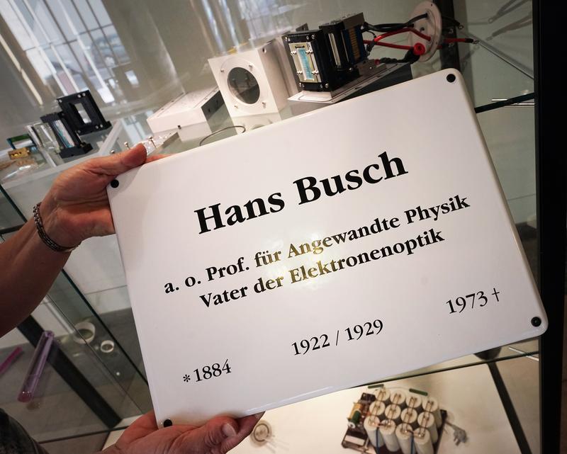 Mit dieser Gedenktafel ehrt der Alumni-Verein der Physikalisch-Astronomischen Fakultät der Universität Jena den Physiker Hans Busch (1884-1973).