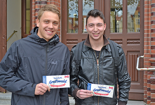 Die BWL-Studenten Danny Rühl und Alexander Jessen haben sich mit ihrer Ummeldung nach Greifswald bereits die Vorteile des Gutscheinbuches gesichert.