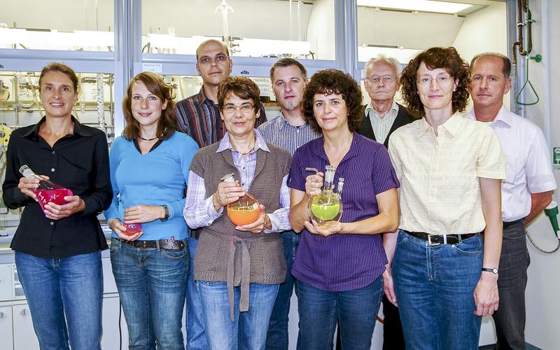 Labor-Team von ATTO-TEC: Dr. Monika Hamers-Schneider, Katrin Limper, Dr. Alexander Zilles, Jasmin Burgmann, Dr. Norbert Kemnitzer, Brigitte Niesenhaus, Prof. Karl H. Drexhage, Dr. Jutta Arden-Jaco