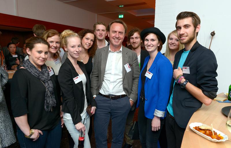 Studenten des EMBA MediaLabs führen gemeinsam mit Hamburg@work eine Umfrage zur Zukunft der Arbeit durch.