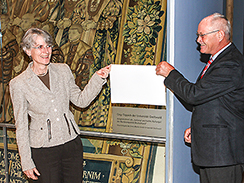 Enthüllung der Tafel am Croy-Teppich im Pommerschen Landesmuseum durch Rektorin, Prof. Johanna Eleonore Weber und Dr. Uwe Schröder, Direktor des Pommerschen Landesmuseums.